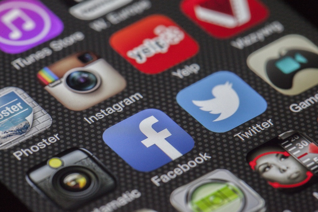 Primo piano di uno smartphone con le icone delle app social